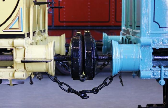 Buffers between two train carriages